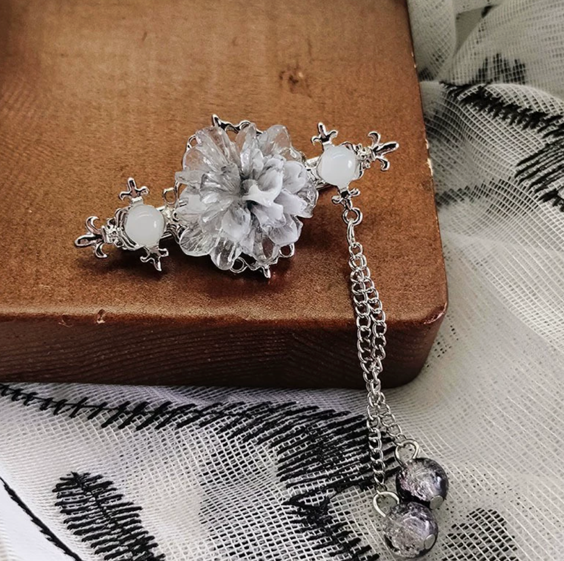 Épingle à cheveux fleur grise avec pendentif – style asiatique raffiné