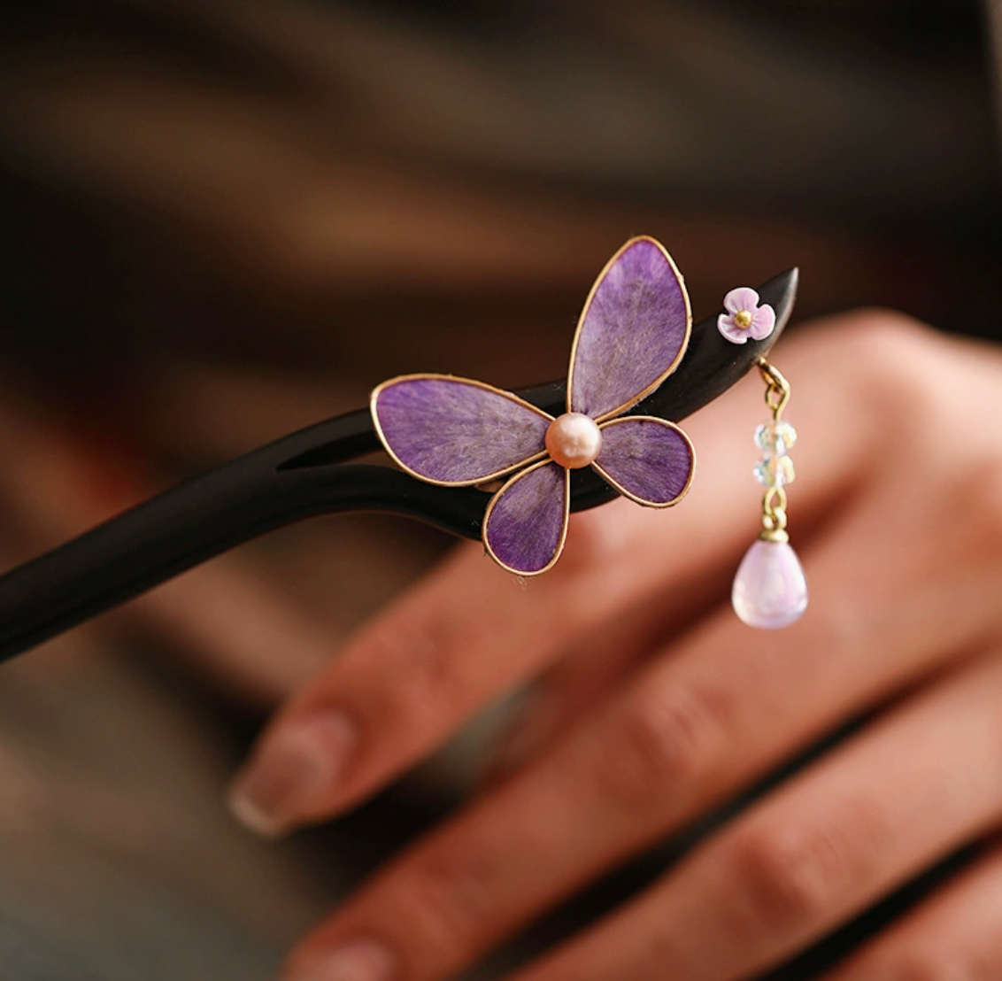 Épingle à cheveux en bois de santal avec fleur violette – style asiatique raffiné