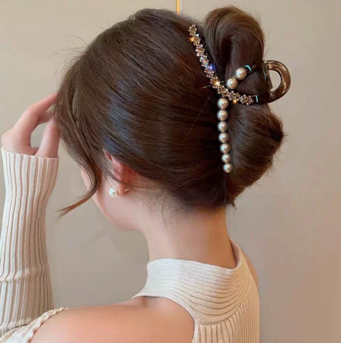 Pince à cheveux ornée de perles – élégance féminine et raffinée