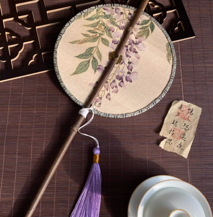 Éventail rond brodé motif floral – style chinois élégant