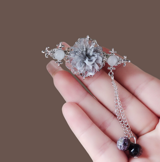 Épingle à cheveux fleur grise avec pendentif – style asiatique raffiné