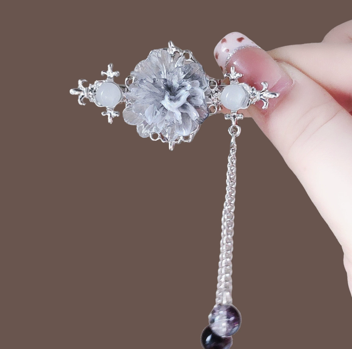 Épingle à cheveux fleur grise avec pendentif – style asiatique raffiné