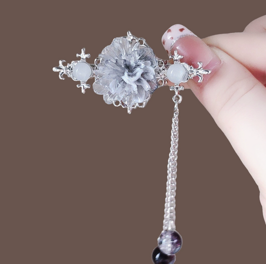 Épingle à cheveux fleur grise avec pendentif – style asiatique raffiné