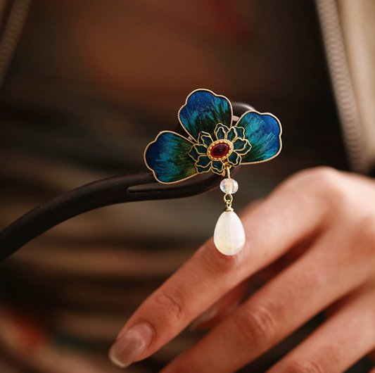 Épingle à cheveux en bois de santal avec fleur artisanale – style asiatique raffiné