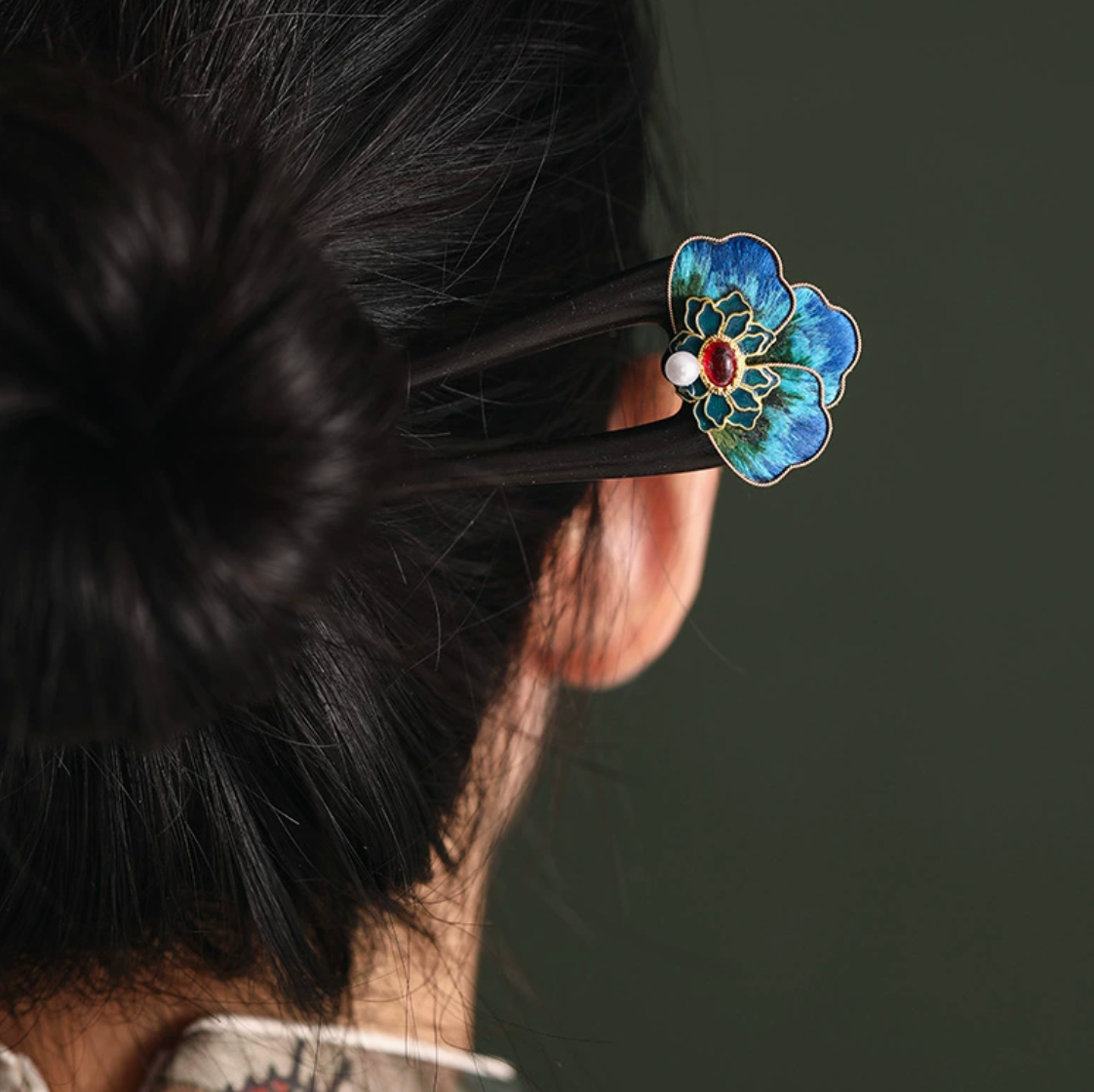 Épingle à cheveux en bois de santal avec fleur artisanale – style asiatique raffiné