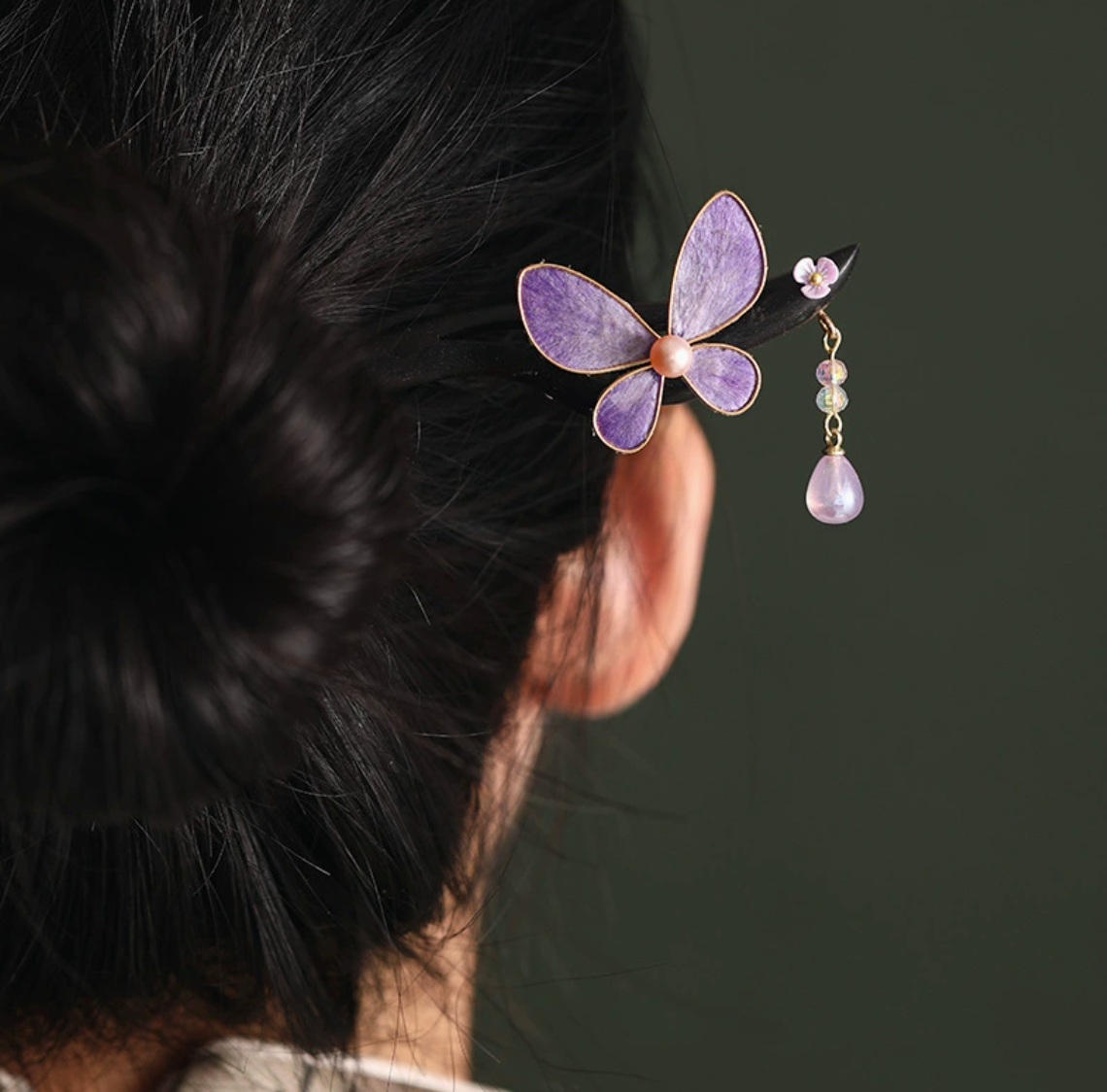 Épingle à cheveux en bois de santal avec fleur violette – style asiatique raffiné
