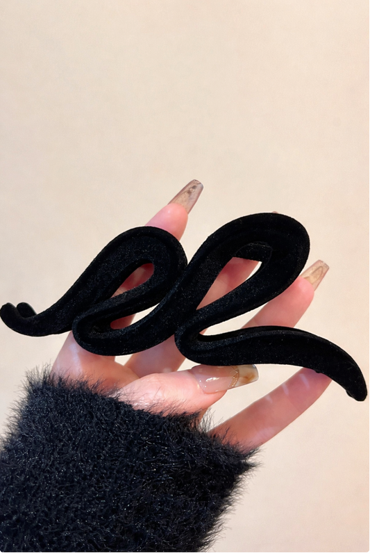 Pince à cheveux noire ondulée 13 cm – maintien fort, style minimaliste