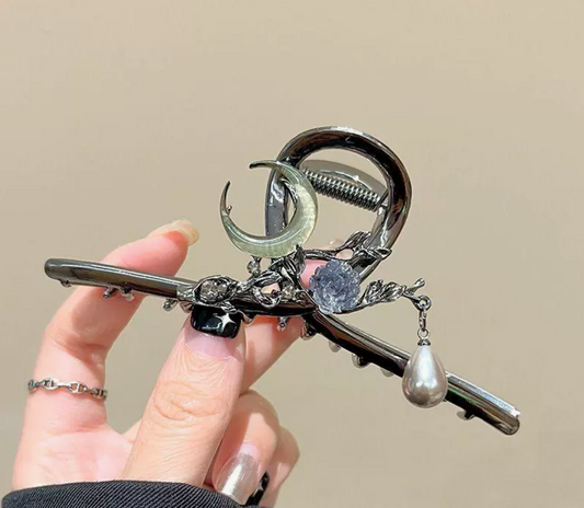 A Pince à cheveux en métal avec pendentif – style moderne et élégant
