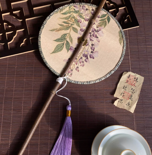 Éventail rond brodé motif floral – style chinois élégant