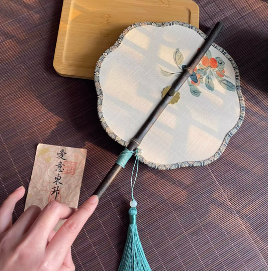 Éventail rond brodé motif floral – style chinois délicat