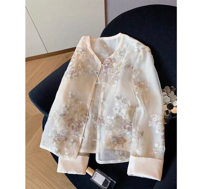 Haut d’inspiration chinoise au design élégant et raffiné.