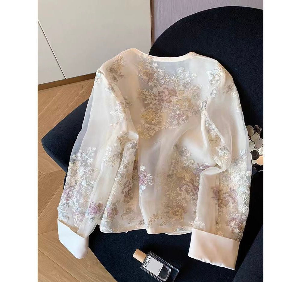 Haut d’inspiration chinoise au design élégant et raffiné.